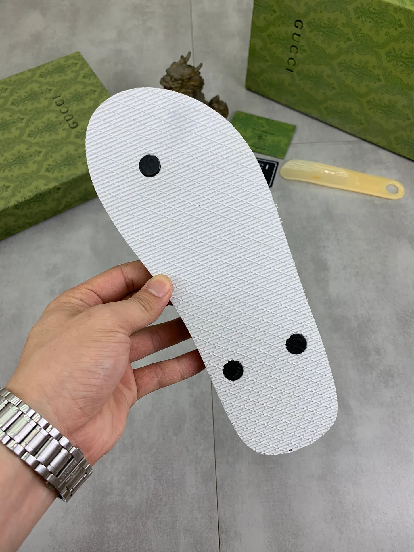 Men's men's shoes 💰P220💰【New style】🆘【GUCCI】Official website's popular Gucci adult couple 🧑‍🤝‍🧑 style, children's flip-flops are on sale at the counter simultaneously! Original fabric imported from Italy. Original bottom provided by the original factory. Size: Adult 36-45. Children’s size: 30-37. Multiple colors available.
